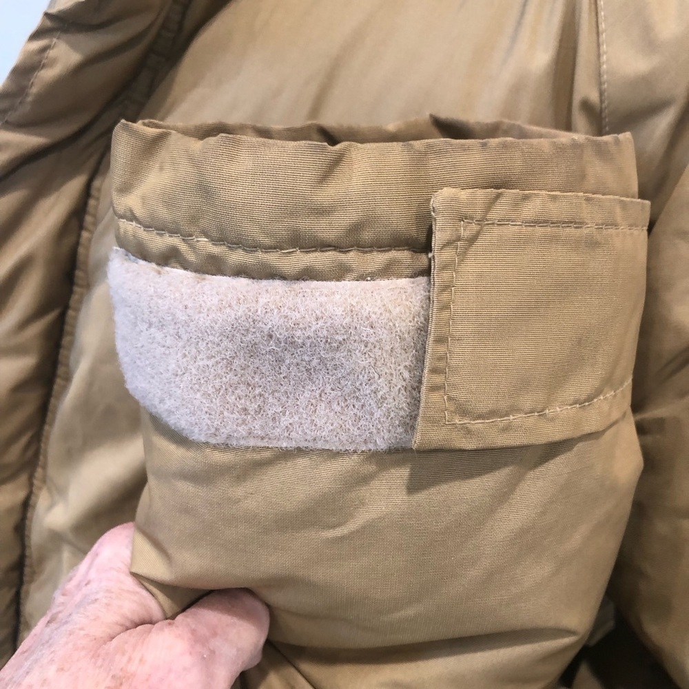 The North Face Size L vintage brown label down coat. Work condition small flaws - Picture 10 of 16